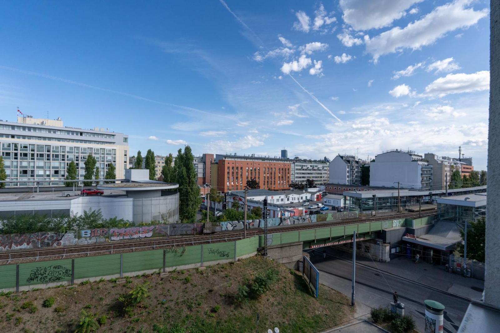 Two Bedrooms - 85 Squaremeters - 4 Min To U6 Dresdner Str Bécs Kültér fotó