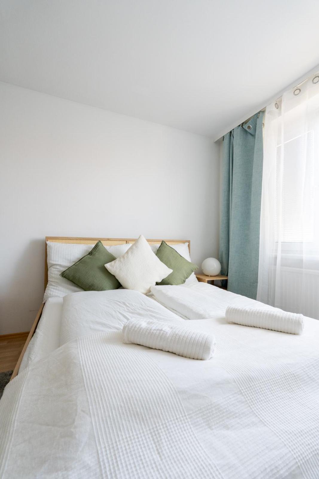 Two Bedrooms - 85 Squaremeters - 4 Min To U6 Dresdner Str Bécs Kültér fotó