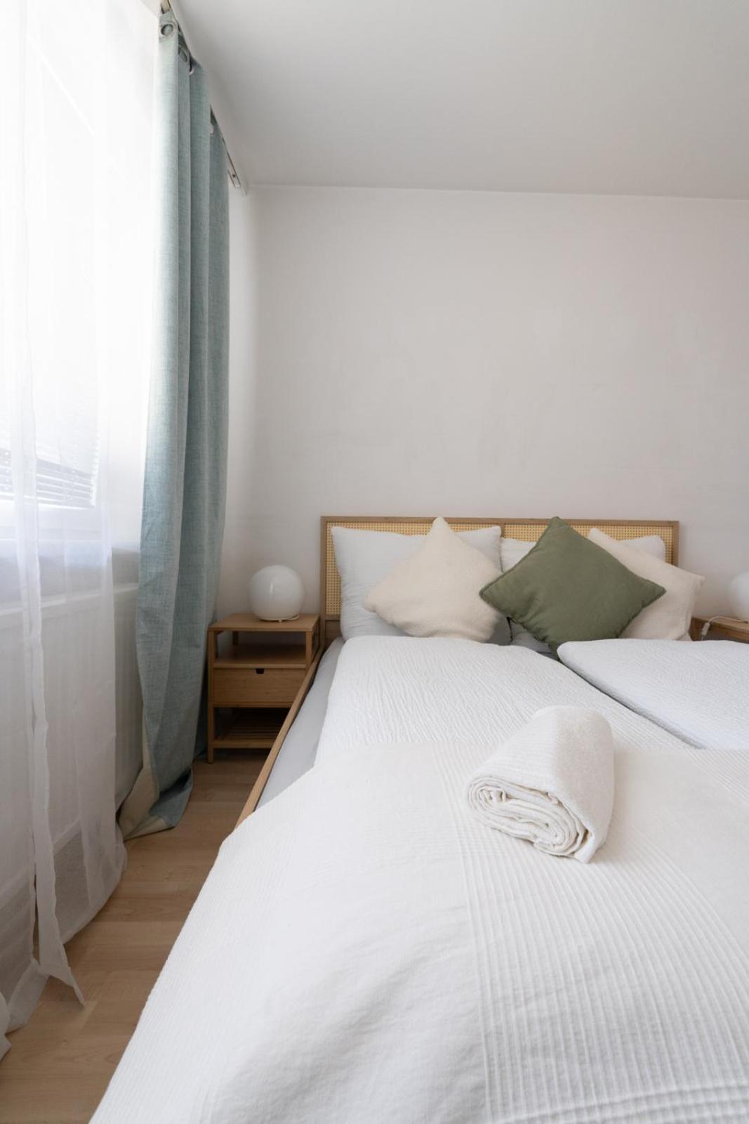 Two Bedrooms - 85 Squaremeters - 4 Min To U6 Dresdner Str Bécs Kültér fotó